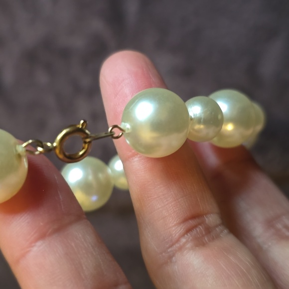 EUC - Vintage Faux Pearl bracelet with clasps 6.5" long - Picture 5 of 7